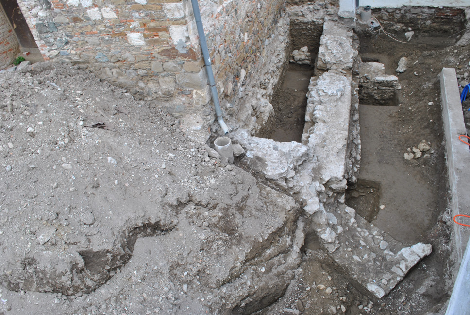 Novo odkriti zidovi gotske faze Minoritske cerkeve v Mariboru